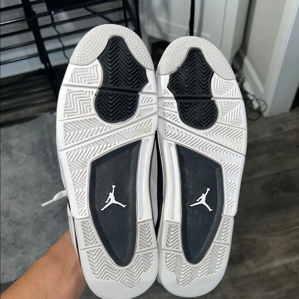 Jordan 4 “Military Black” White Black-Neutral Grey
Black and White Sneakers - Picture 8 of 8